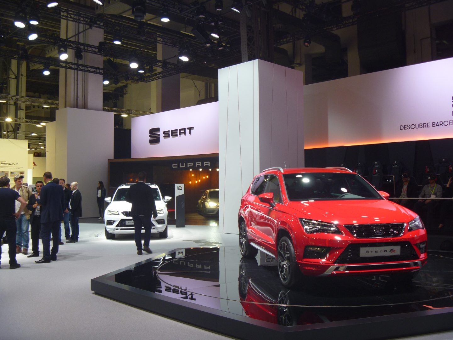 Novedad mundial en el Automobile Barcelona es, el Seat Ateca FR. La variante más deportiva del exitoso SUV compacto de Seat estrena un nuevo motor de gasolina 2.0 TSI (190 CV).