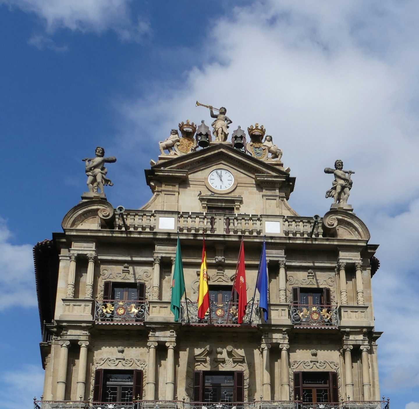 Un juez obliga a Pamplona a recolocar en lugar preferente el 'miniretrato' de Felipe VI