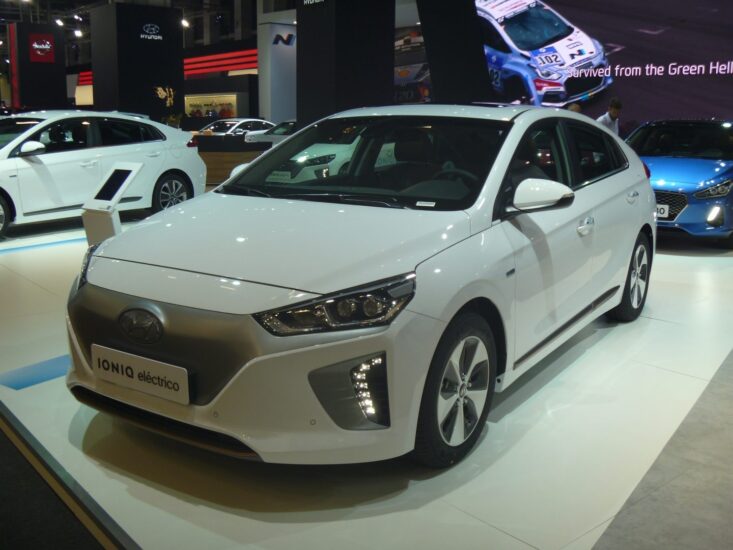 El Hyundai Ioniq es el único vehículo de la producción mundial que ofrece tres sistemas de propulsión eléctrica: Ioniq híbrido, Ioniq eléctrico e Ioniq híbrido enchufable. Este último puede recorrer 63 km en modo eléctrico.