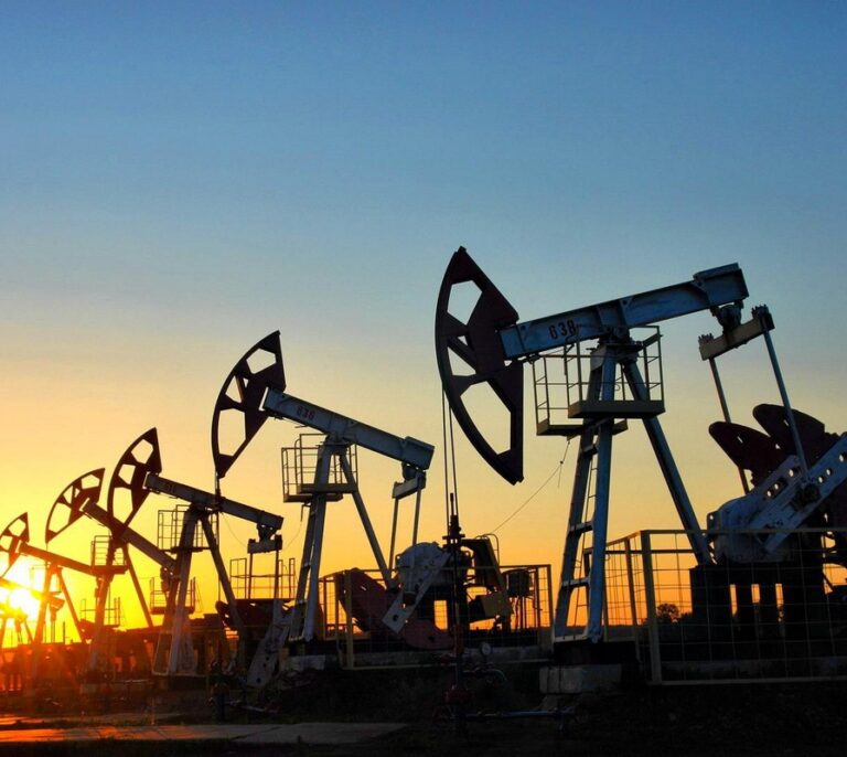 El precio del petróleo se dispara por el bloqueo el Ormuz y roza los 126 dólares el barril