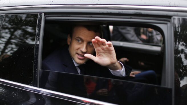 Macron, saludando a sus votantes.
