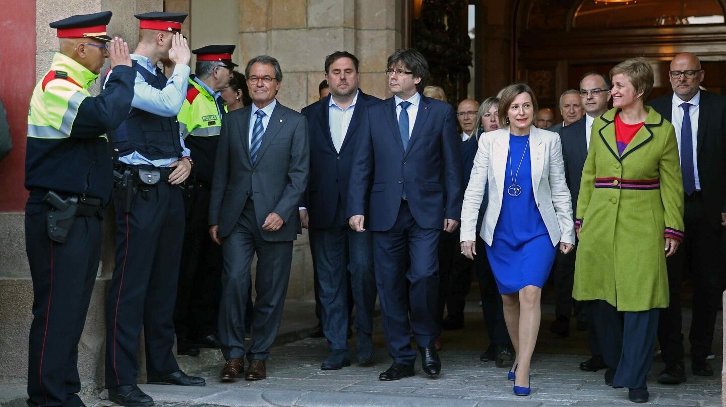 La presidenta del 'Parlament', Carme Forcadell (de azul), junto a Puigdemont, Junqueras y Mas.