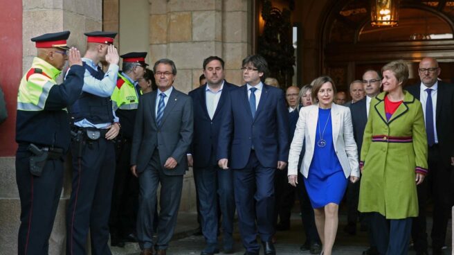 Policías piden al TC que suspenda a Puigdemont y Forcadell para evitar un "conflicto social irreversible" La presidenta del 'Parlament', Carme Forcadell (de azul), junto a Puigdemont, Junqueras y Mas.