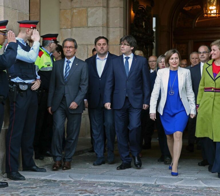Puigdemont se manifiesta ante el TSJC en defensa de Forcadell