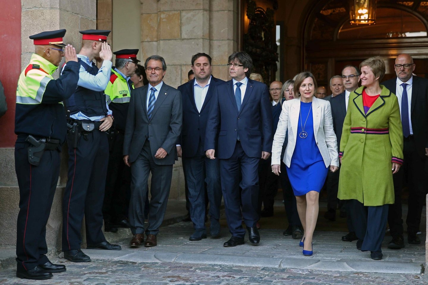 La presidenta del 'Parlament', Carme Forcadell (de azul), junto a Puigdemont, Junqueras y Mas.