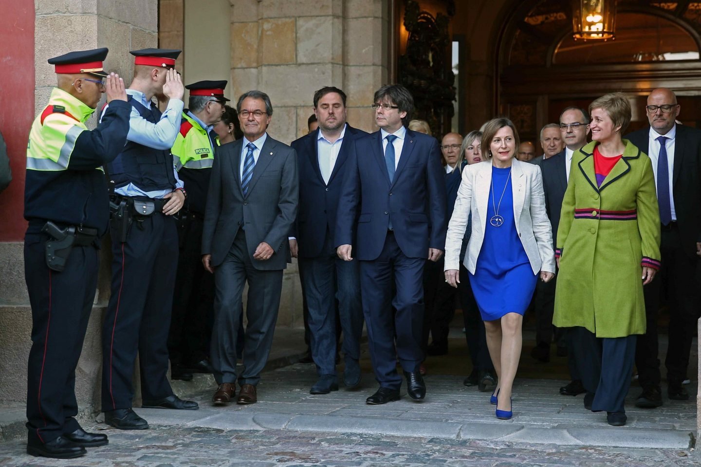 La presidenta del 'Parlament', Carme Forcadell (de azul), junto a Puigdemont, Junqueras y Mas.