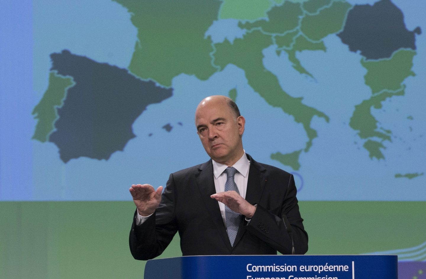 El comisario europeo de Asuntos Económicos, Pierre Moscovici, prevé que España reduzca su deuda pública hasta 2018.