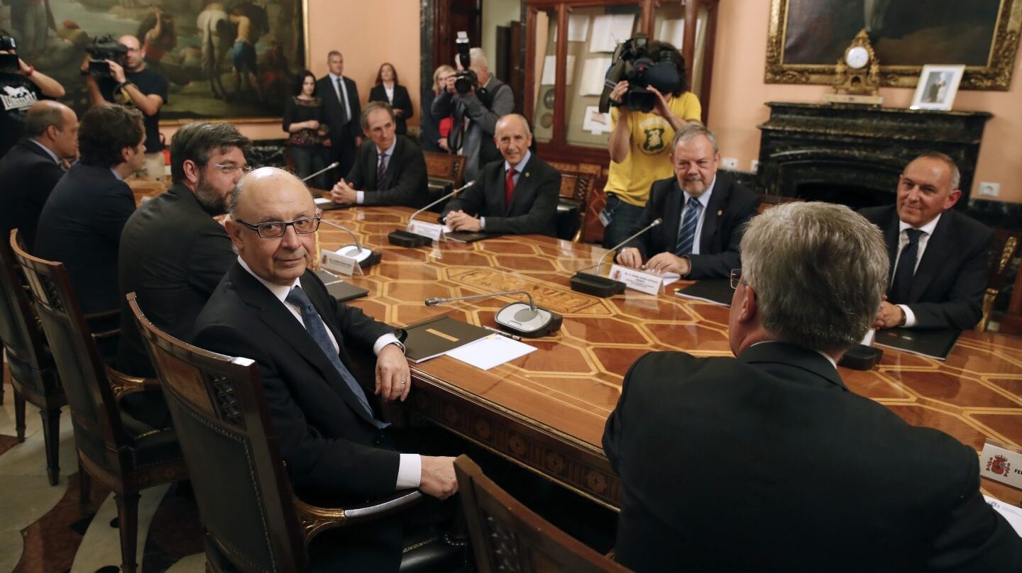 El ministro de Hacienda, Cristóbal Montoro; el consejero de Hacienda y Economía vasco, Pedro Azpiazu, y el portavoz del Gobierno vasco, Josu Erkoreka.