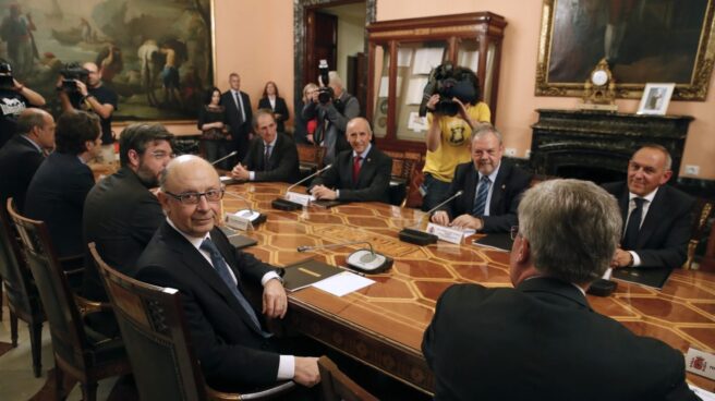 El ministro de Hacienda, Cristóbal Montoro; el consejero de Hacienda y Economía vasco, Pedro Azpiazu, y el portavoz del Gobierno vasco, Josu Erkoreka.