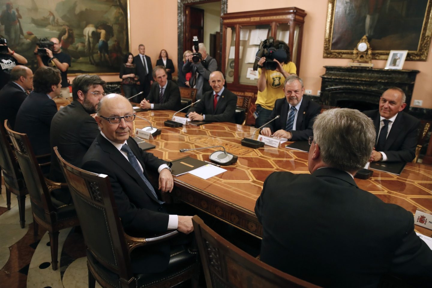 El ministro de Hacienda, Cristóbal Montoro; el consejero de Hacienda y Economía vasco, Pedro Azpiazu, y el portavoz del Gobierno vasco, Josu Erkoreka.