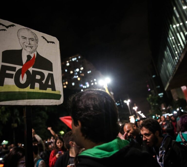 Varapalo en bolsa a Santander y Mapfre ante las renovadas tensiones en Brasil