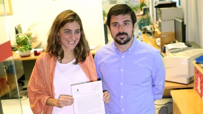 Lorena Ruiz y Ramón Espinar registran la moción de censura contra Cifuentes.