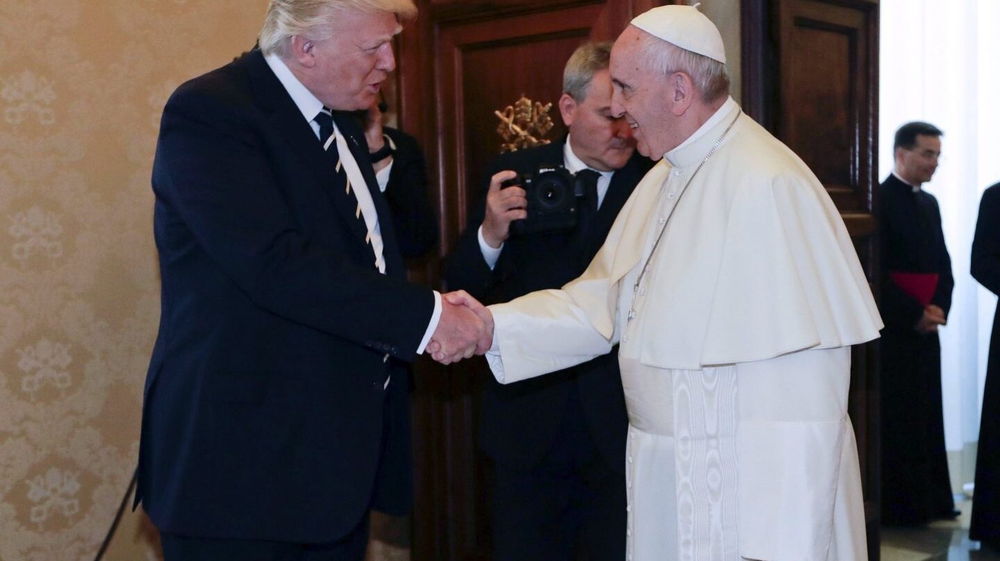 Donald Trump saluda al papa Francisco a su llegada al Vaticano.