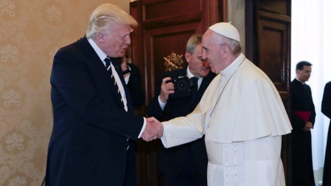 Donald Trump saluda al papa Francisco a su llegada al Vaticano.