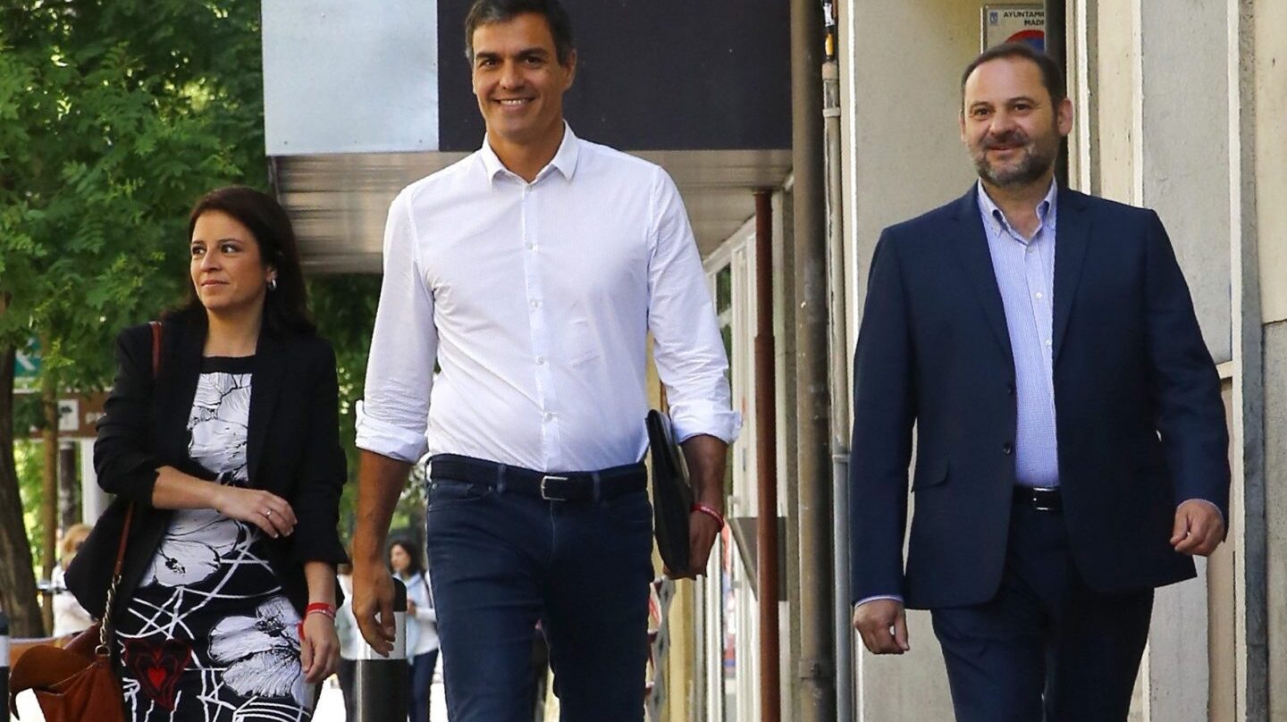 Pedro Sánchez, junto a Adriana Lastra y el portavoz José Luis Ábalos.