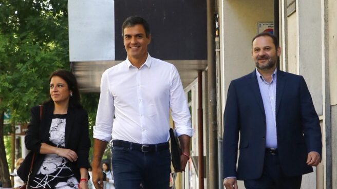 Pedro Sánchez, junto a Adriana Lastra y el portavoz José Luis Ábalos.