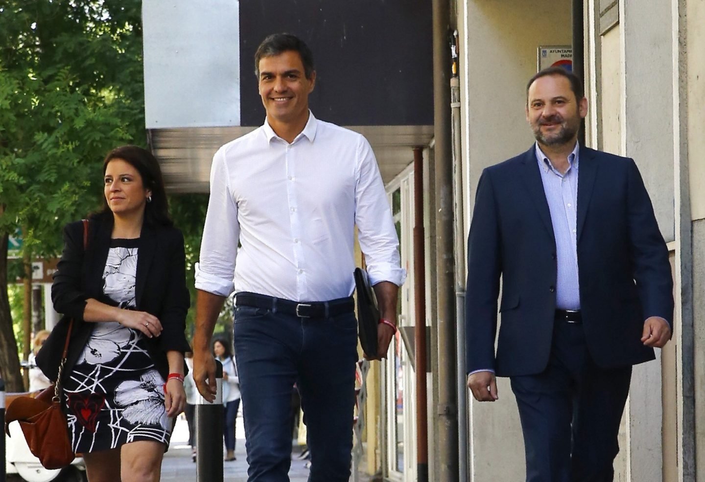 Pedro Sánchez, junto a Adriana Lastra y el portavoz José Luis Ábalos.