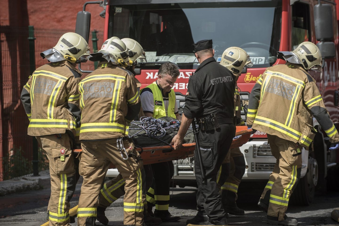 Rajoy y Urkullu expresan su pésame a las familias de los fallecidos en el incendio de Bilbao