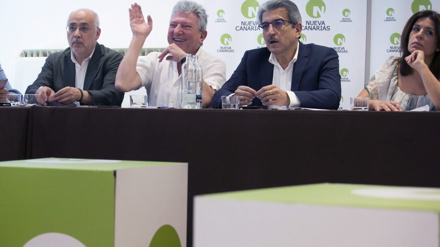 El presidente de Nueva Canarias, Román Rodríguez, junto a Antonio Morales, Pedro Quevedo y Carmen Hernández.