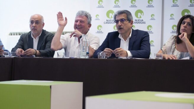 636315811681396766 El presidente de Nueva Canarias, Román Rodríguez, junto a Antonio Morales, Pedro Quevedo y Carmen Hernández.