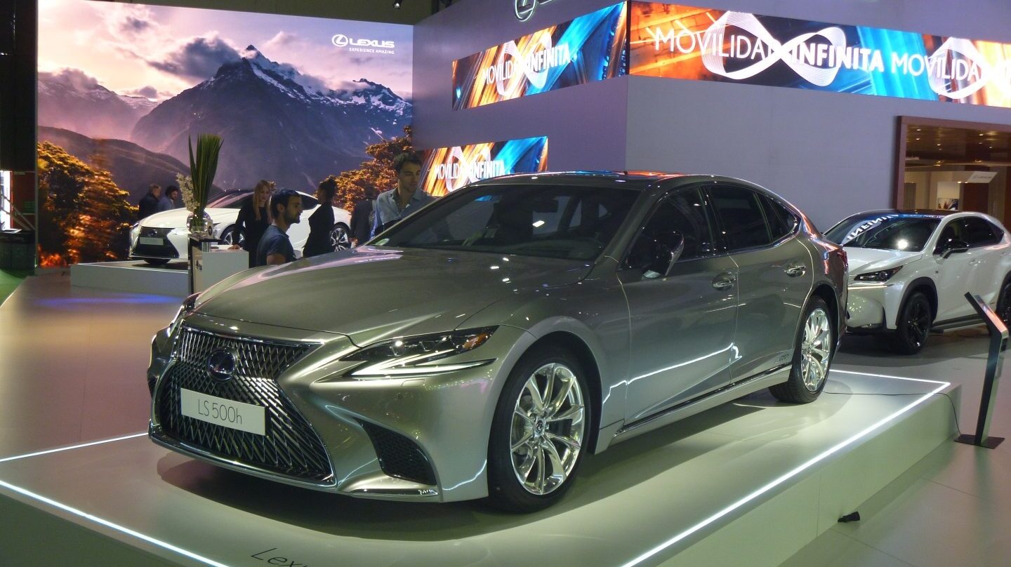 En el universo de las grandes berlinas de lujo posiciona Lexus su nuevo LS 500h. La potencia conjunta de sus dos propulsores, térmico y eléctrico, asciende a 421 CV. El cambio es automático de 10 velocidades.