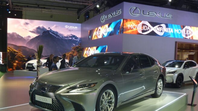 En el universo de las grandes berlinas de lujo posiciona Lexus su nuevo LS 500h. La potencia conjunta de sus dos propulsores, térmico y eléctrico, asciende a 421 CV. El cambio es automático de 10 velocidades.