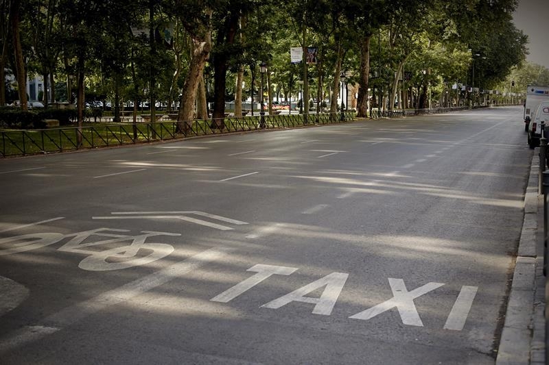 Paseo del Prado de Madrid a primera hora, sin taxis circulando por la huelga contra Uber y Cabify.