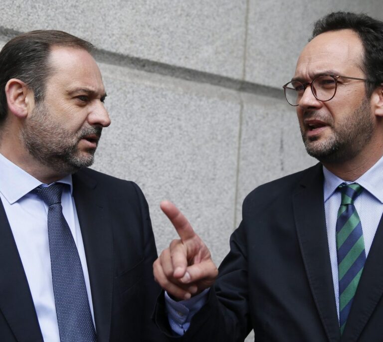 Diputados 'susanistas' se revuelven contra Sánchez mientras su equipo decreta la paz