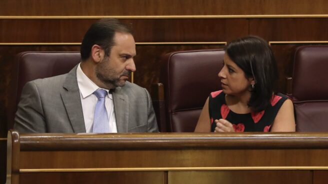 José Luis Ábalos y Adriana Lastra, en los escaños del PSOE. José Luis Ábalos y Adriana Lastra, en los escaños del PSOE.