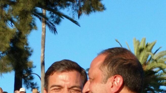 Alfonso Rodríguez Gómez de Celis con Pedro Sánchez en el mitin de Sevilla. Alfonso Rodríguez Gómez de Celis con Pedro Sánchez en el mitin de Sevilla.