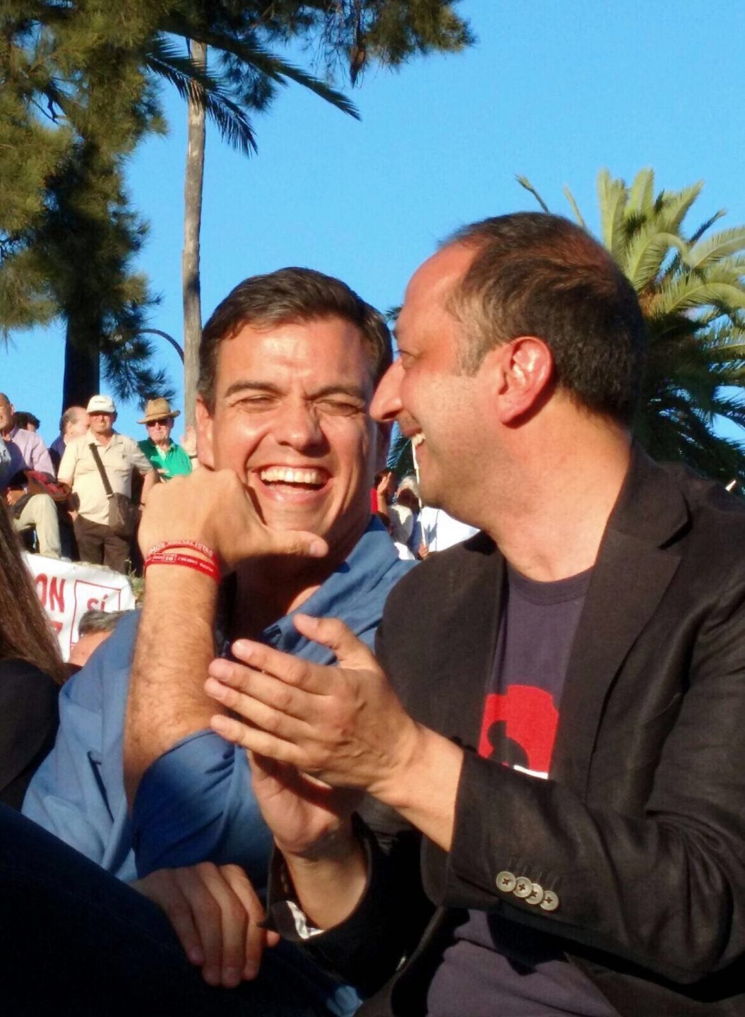 Alfonso Rodríguez Gómez de Celis con Pedro Sánchez en el mitin de Sevilla.