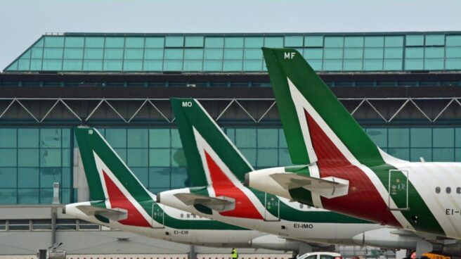 La compañía aérea Alitalia inicia un proceso de quiebra.