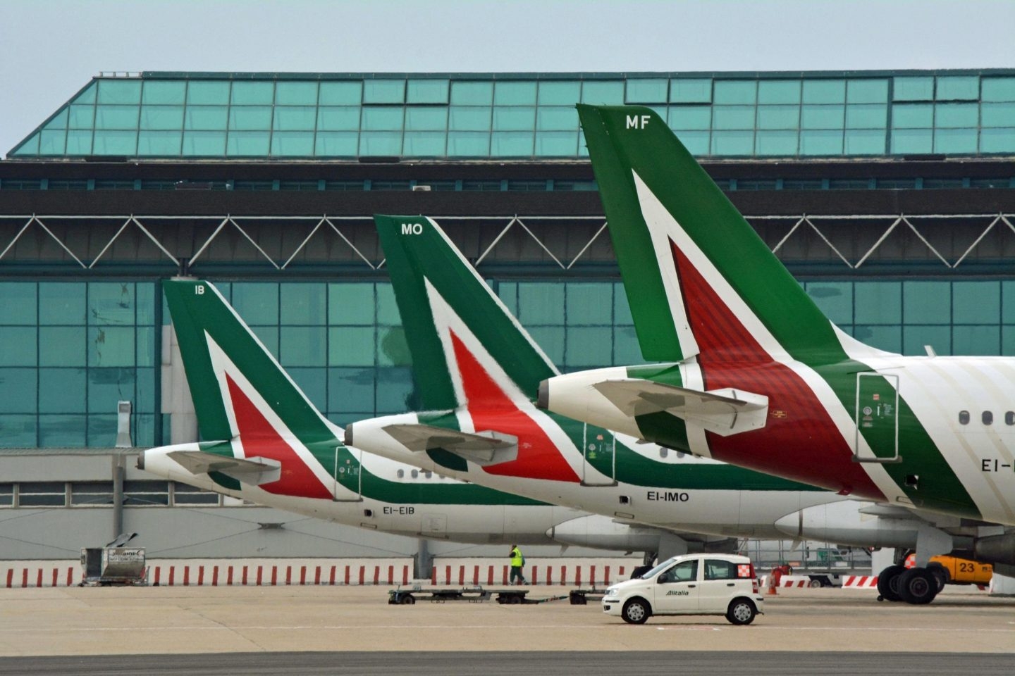 La compañía aérea Alitalia inicia un proceso de quiebra.