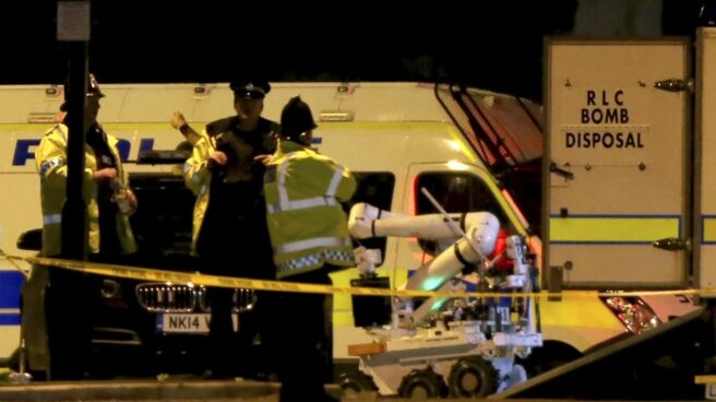 Atentado Manchester bomba Un robot de los artificieros, en las inmediaciones del Manchester Arena.