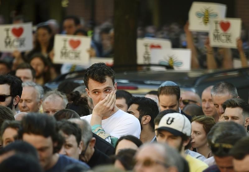 Cientos de ciudadanos rinden homenaje a las víctimas del atentado de Manchester.