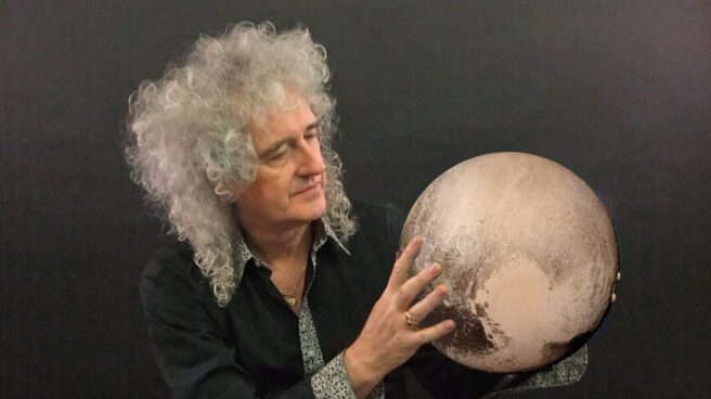 Brian May, guitarrista de Queen y astrofisico, con Plutón