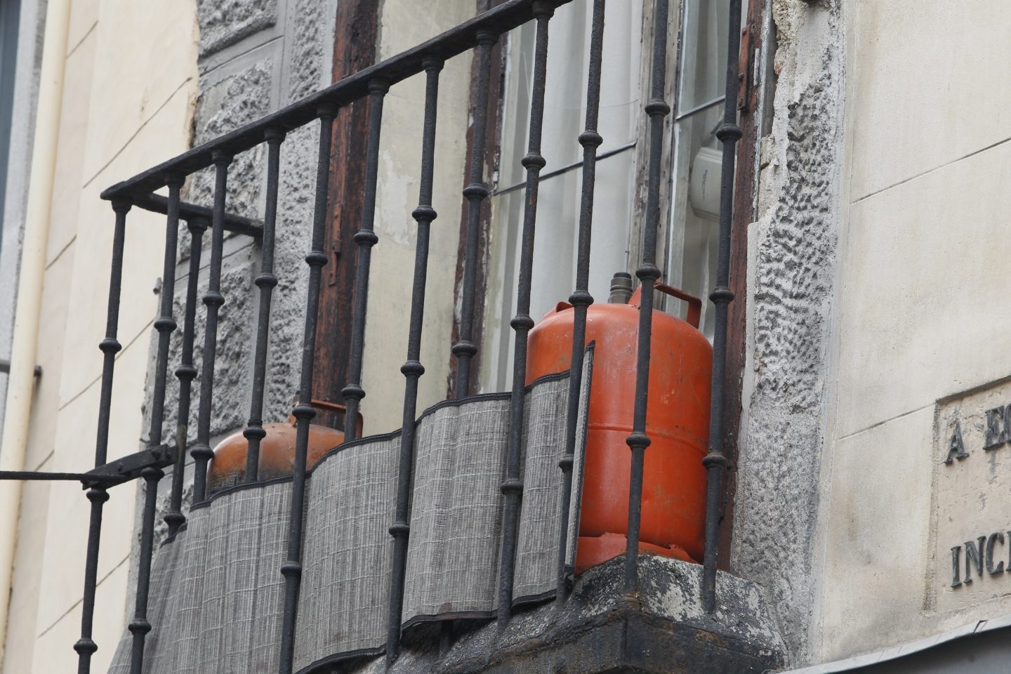 Bombonas de butano, en el balcón de un hogar.