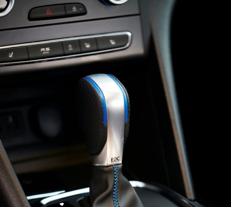 Interceptado conduciendo un niño de 13 años, que apenas veía sobre el volante