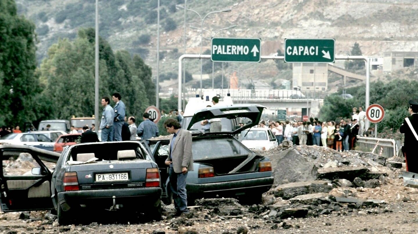 Atentado de la mafia contra el juez Giovanni el 23 de mayo de 1992.