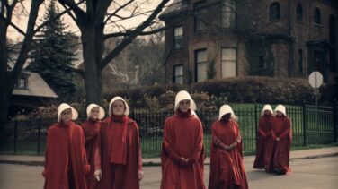 Del 'Cuento de la criada' a 'Black Mirror': las mejores series de junio