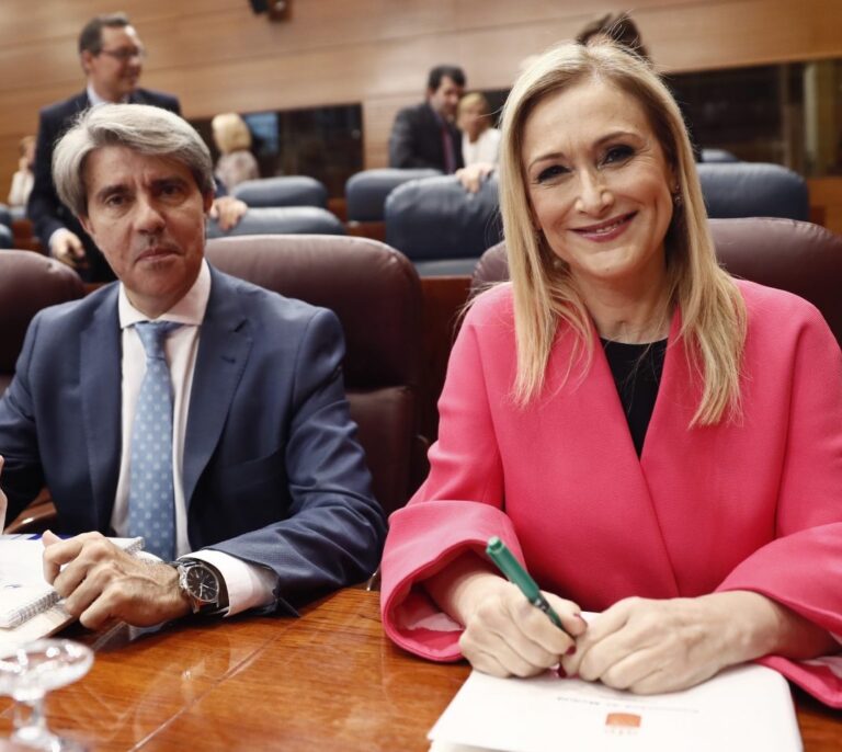 Cifuentes se defiende: "La adjudicación se ajustó plenamente a derecho"