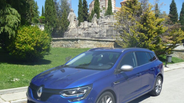 DEPORTIVO ASPECTO Elementos específicos como, el paragolpes delantero con una gran toma de aire, las llantas de aleación de 17 pulgadas o el color azul Rayo de la carrocería, proporcionan un deportivo aspecto al Mégane Sport Tourer GT.
