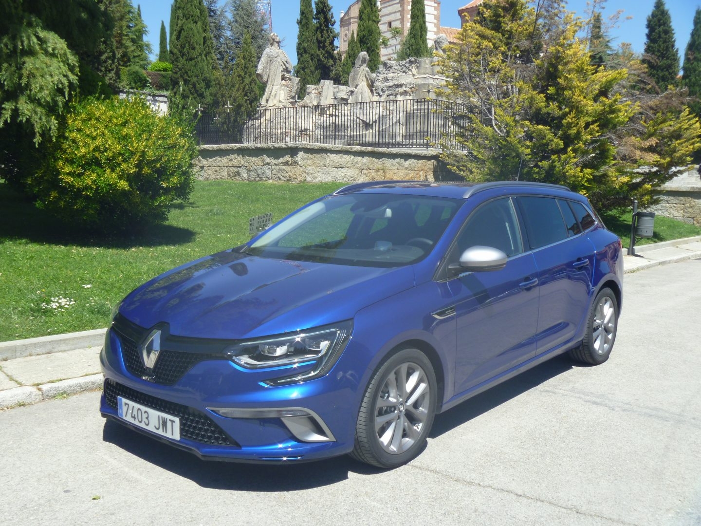 Elementos específicos como, el paragolpes delantero con una gran toma de aire, las llantas de aleación de 17 pulgadas o el color azul Rayo de la carrocería, proporcionan un deportivo aspecto al Mégane Sport Tourer GT.
