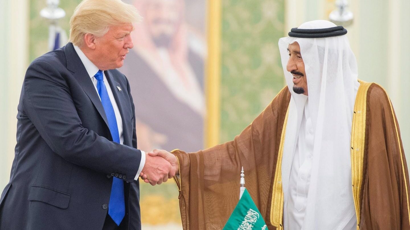 Donald Trump y el rey Salman de Arabia se saludan en Riad.