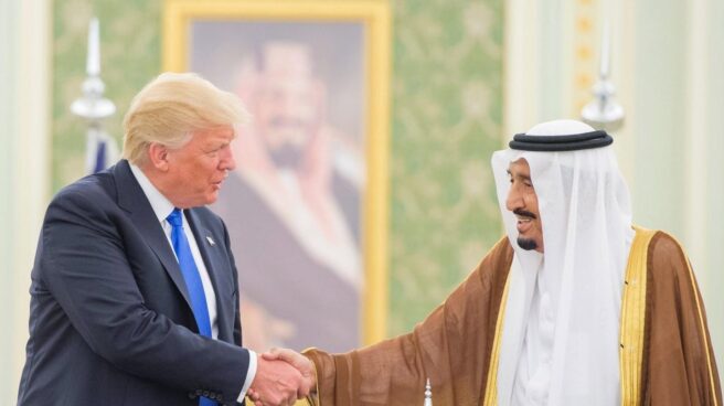 Donald Trump y el rey Salman de Arabia se saludan en Riad.