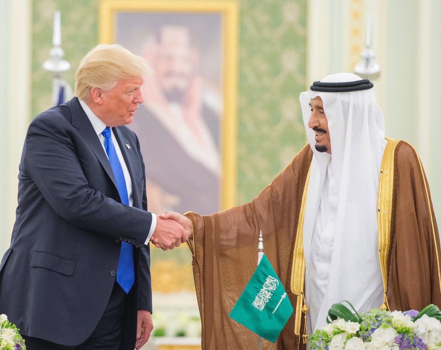 Donald Trump y el rey Salman de Arabia se saludan en Riad.