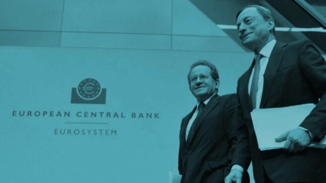 Draghi_constancio_opi El presidente del BCE, Mario Draghi (dcha.), junto al vicepresidente Vitor Constancio.
