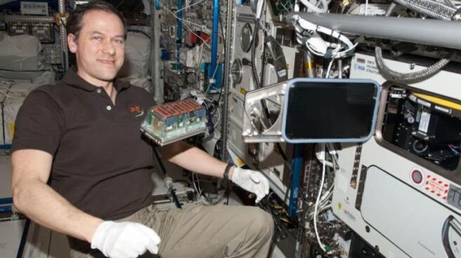 El astronauta Tom Mashburn, en la ISS, con el experimento Seedling Growth. NASA