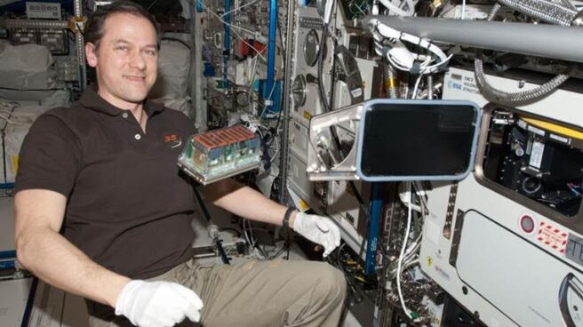 El astronauta Tom Mashburn, en la ISS, con el experimento Seedling Growth. NASA El astronauta Tom Mashburn, en la ISS, con el experimento Seedling Growth. NASA