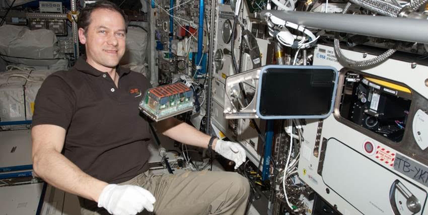 El astronauta Tom Mashburn, en la ISS, con el experimento Seedling Growth. NASA